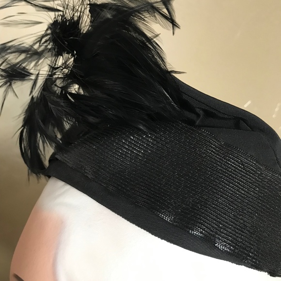 SPLENDID 1930s\' BLACK FABRIC & STRAW TOQUE WITH A FEATHER \